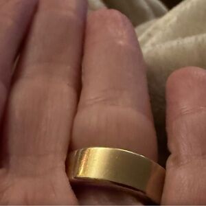 Oura gold ring size 8 comes with charger. Gen3 Heritage